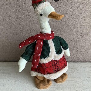 Dansende witte fladderende eend met deuntje 36 cm meisje groene jas rood rokje | YID-80058M | La Galleria