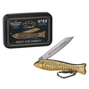 Vissers zakmes in de vorm van een vis, naast metalen doosje met Gentlemen's Hardware-merk.