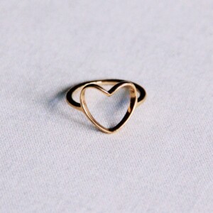 Gouden ring in hartvorm.