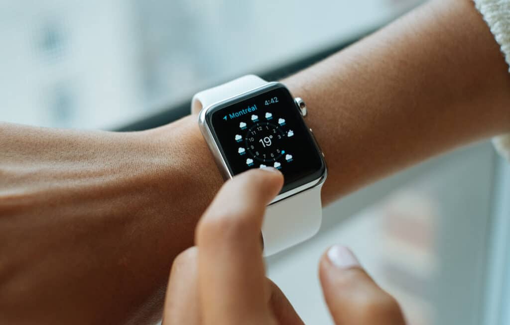 Modern smartwatch met weerapp op pols, technologie en gezondheid.