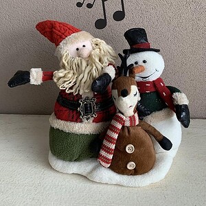 Muzikaal zang & bewegend trio Kerstman eland sneeuwman wish you a merry christmas 35 x 36 cm | YID-80563 | La Galleria