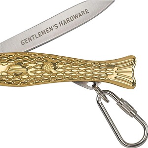 Goudkleurig vissers zakmes met visvorm en karabijnhaak, mes uitgeschoven, Gentlemen's Hardware merk.