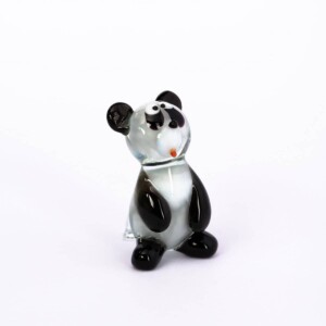 Glazen panda-figuur met zwarte en witte details, staand op een witte achtergrond.