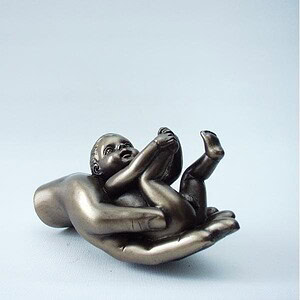 Baby liggend op rug in hand